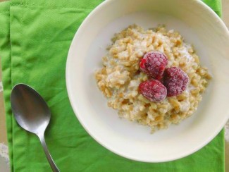 Photo: Bowl of overnight oats with fresh raspberries on top